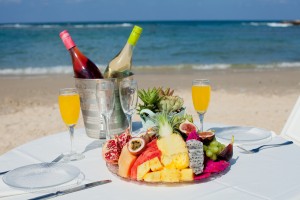 ארוחת בוקר מול הים-לובי בר מלון חוף נחשולים צילום בועז לביא