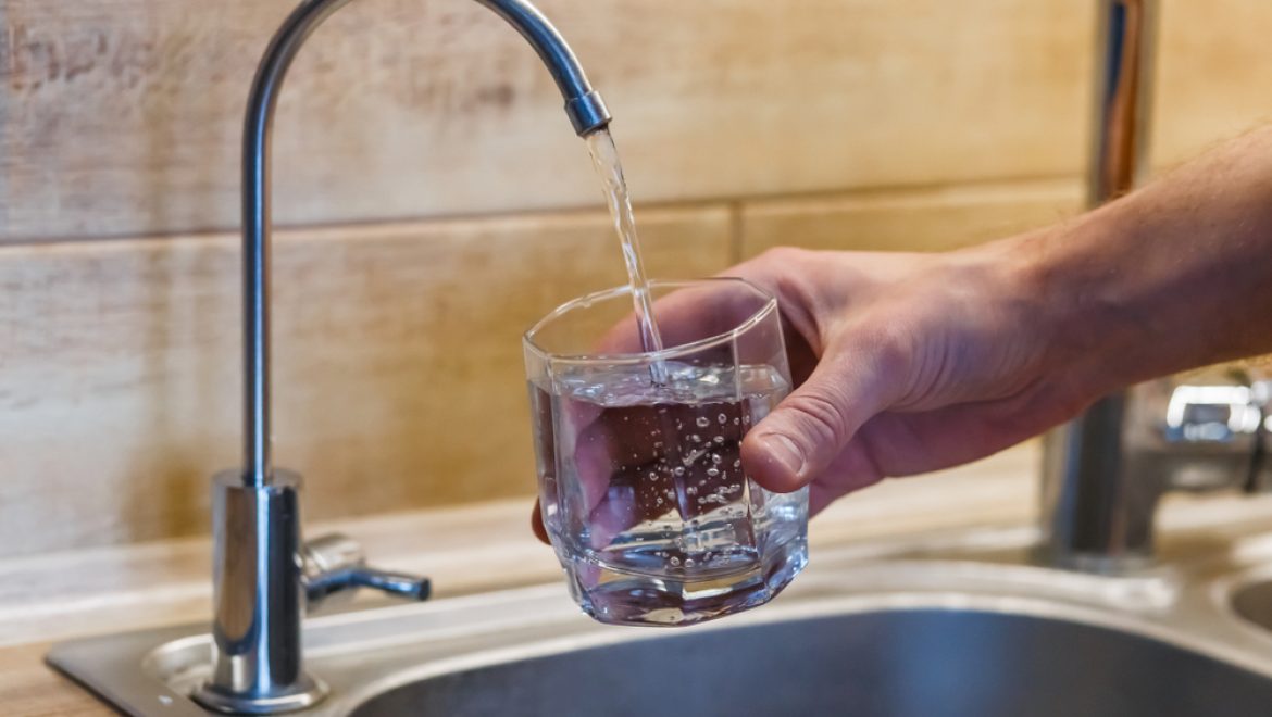 מה ששותים כאן – לא שותים שם: באילו מדינות בטוח לשתות מים מהברז